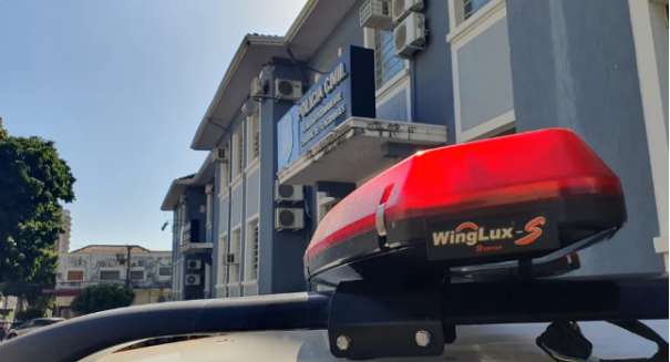 Homem embriagado colide carro contra veículo estacionado, é encontrado desmaiado e acaba preso em Presidente Prudente