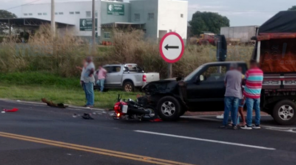 Motociclista fica gravemente ferido em colisão com caminhonete no trevo de Herculândia