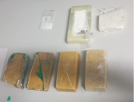 ApÃ³s saltar muro e tentar fugir por terreno baldio, homem Ã© preso com crack e cocaÃ­na no Jardim Cambuci, em Presidente Prudente