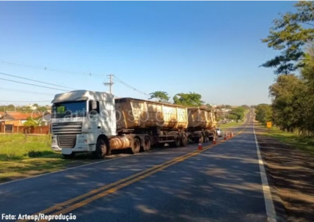 CaminhÃ£o bitrem com pane mecÃ¢nica causa interdiÃ§Ã£o em rodovia de QuatÃ¡