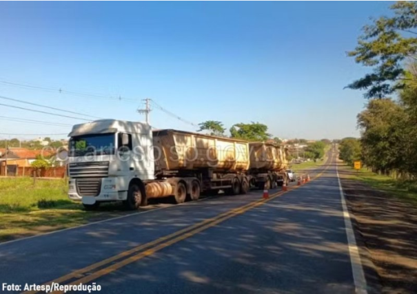 Caminhão bitrem com pane mecânica causa interdição em rodovia de Quatá