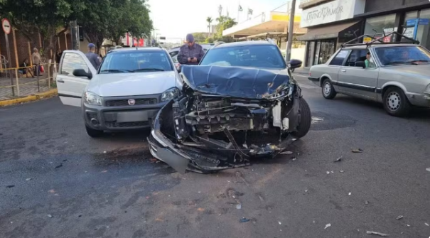 Acidente de trânsito envolve três veículos em cruzamento da área central, em Dracena