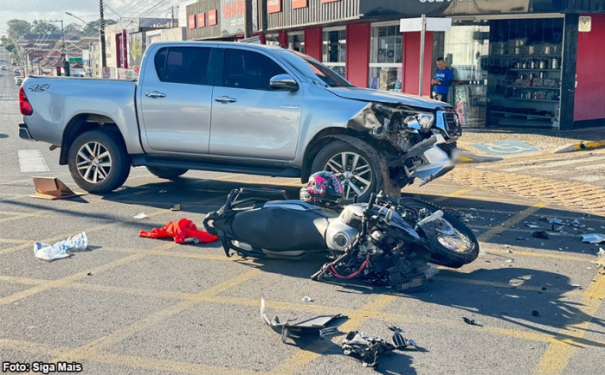 Colisão deixa motociclista ferida no centro de Adamantina