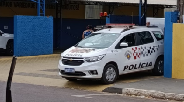 Morador de rua é encontrado morto em estacionamento de supermercado em Adamantina
