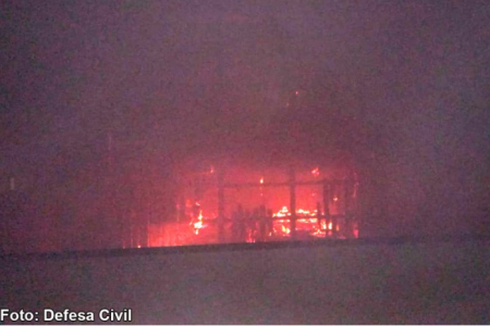 Equipe da Defesa Civil combate incÃªndio em prÃ©dio no centro de Bastos