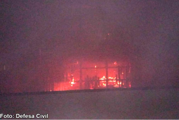 Equipe da Defesa Civil combate incêndio em prédio no centro de Bastos