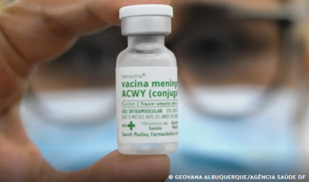 Meningite: entenda como fica vacinaÃ§Ã£o com ACWY apÃ³s mudanÃ§a nas doses Desde o inÃ­cio da semana, crianÃ§as com 12 meses de vida jÃ¡ podem receber
