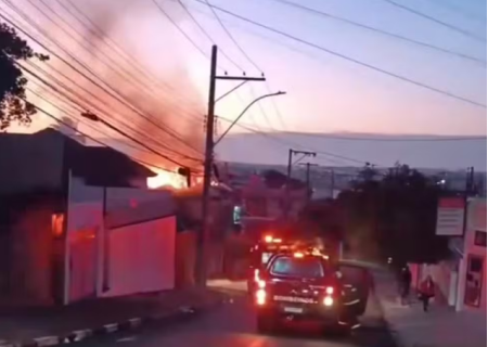 Casa abandonada pega fogo na Vila Marcondes, em Pres. Prudente