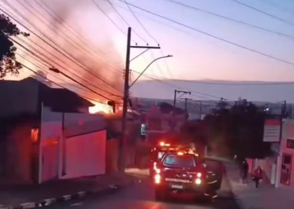 Casa abandonada pega fogo na Vila Marcondes, em Pres. Prudente