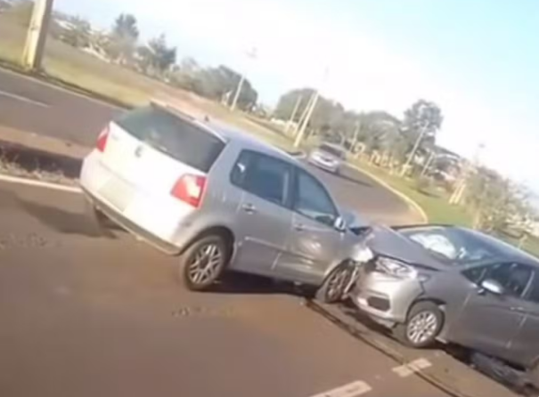 Colisão frontal entre carros deixa duas pessoas feridas na Avenida Juscelino Kubitschek de Oliveira