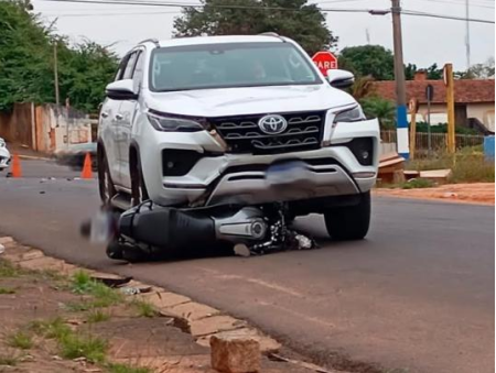 Acidente carro e moto deixa uma pessoa ferida com fratura exposta