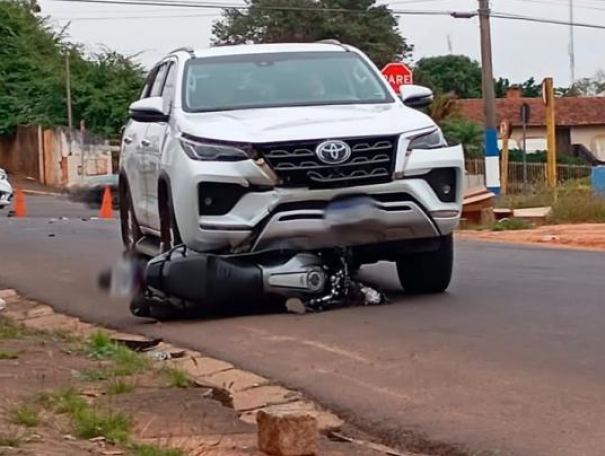 Acidente carro e moto deixa uma pessoa ferida com fratura exposta