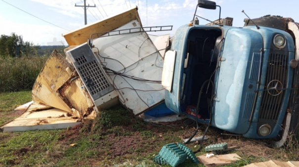 Motorista fica ferido após caminhão tombar na vicinal entre Iacri e Rinópolis