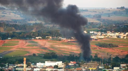 IncÃªndio consome Ã¡rea de armazenamento de reciclagem e mobiliza equipes de resgate em Presidente Prudente