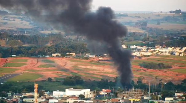 Incêndio consome área de armazenamento de reciclagem e mobiliza equipes de resgate em Presidente Prudente