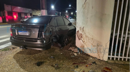 Motorista atinge muro do CAPS e foge abandonando o carro no centro de TupÃ£