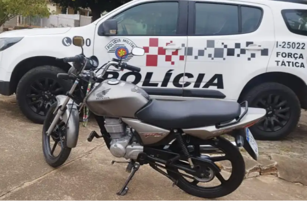 Força Tática recupera moto furtada e prende suspeito em Flórida Paulista