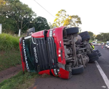 CaminhÃ£o com peÃ§as de automÃ³veis tomba na Rodovia Raposo Tavares, em Regente FeijÃ³