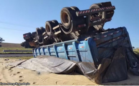 CaminhÃ£o carregado com quase 30 toneladas de farelo de soja tomba na SP-270