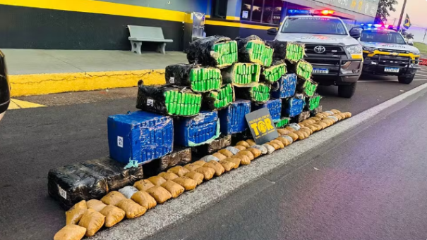 Fiscalização apreende mais de meia tonelada de drogas transportadas em carro roubado e prende passageiro