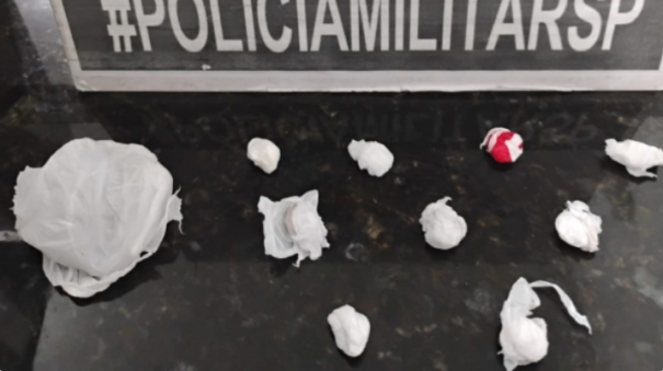 Dois homens são presos por tráfico de drogas em Adamantina; um tenta fugir pulando muros e telhados