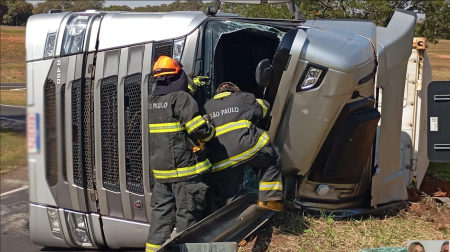 CaminhÃ£o carregado de frangos tomba em entroncamento de rodovias em ParapuÃ£