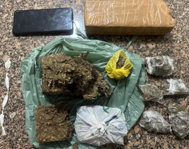 Ao ver viatura policial e correr, jovem de 22 anos acaba preso em flagrante por tráfico de droga em Santo Anastácio