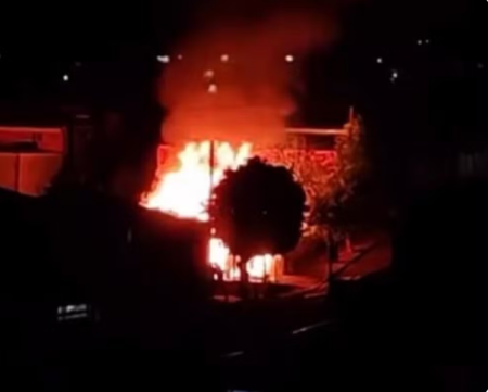 IncÃªndio destrÃ³i casa de madeira na Vila Iti, em Presidente Prudente