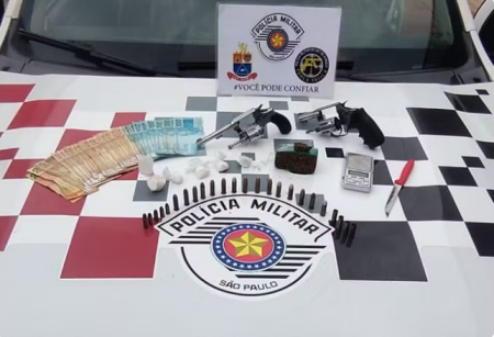 FiscalizaÃ§Ã£o prende rapaz e apreende armas, muniÃ§Ãµes, drogas e mais de R$ 2,6 mil em dinheiro, em Ouro Verde