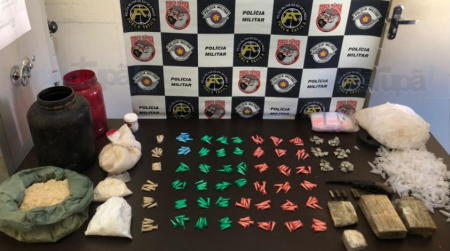 ForÃ§a TÃ¡tica de TupÃ£ encontra arma e mais de 3 kg de drogas enterradas em Ã¡rea de mata em HerculÃ¢ndia