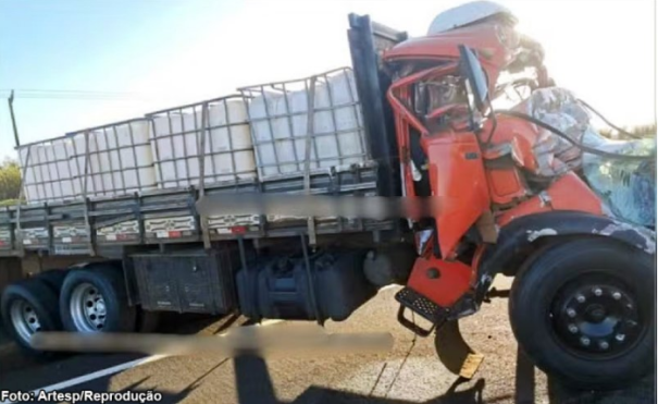 Motorista sofre ferimentos graves em acidente entre caminhões em Maracaí (SP)