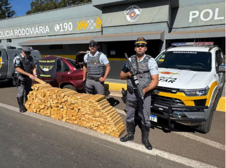 Carro capota na Rodovia Ãngelo Rena com mais de 400kg de maconha e motorista acaba preso em Presidente Prudente