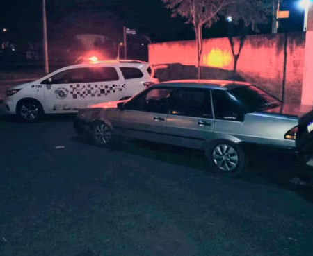 Carro furtado apresenta falha mecÃ¢nica, Ã© abandonado em via e dupla acaba presa por furto qualificado em Santa Mercedes
