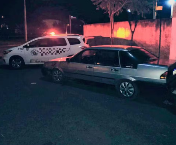 Carro furtado apresenta falha mecânica, é abandonado em via e dupla acaba presa por furto qualificado em Santa Mercedes