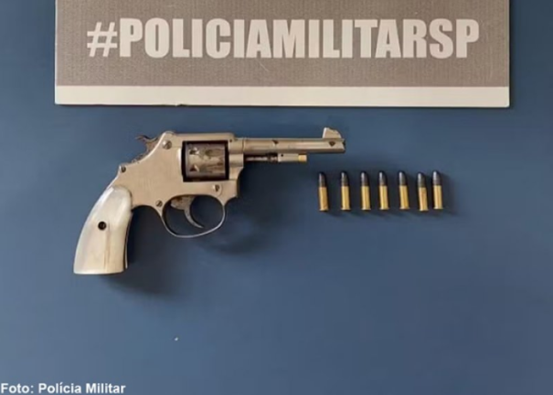 Após ameaçar familiares e tentar fugir pelo telhado, homem é preso por porte ilegal de arma de fogo em Osvaldo Cruz