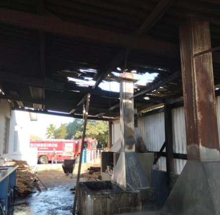 IncÃªndio no Centro ComunitÃ¡rio do Bairro Venda Branca atinge o madeiramento da cozinha