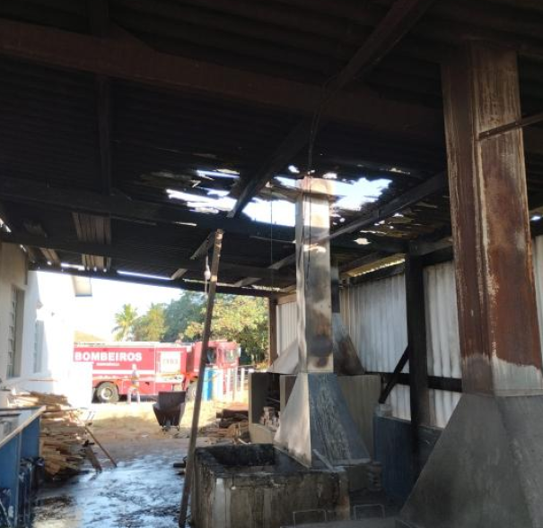 Incêndio no Centro Comunitário do Bairro Venda Branca atinge o madeiramento da cozinha