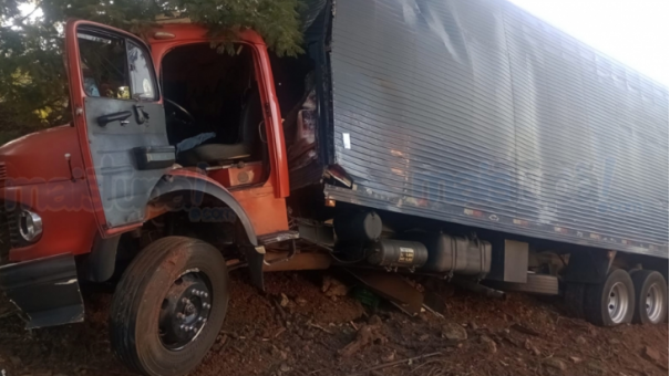 Motorista fica ferido após choque contra barranco na vicinal que liga Tupã a Quatá