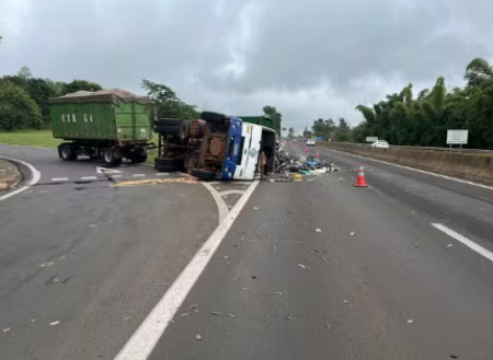 CaminhÃ£o com carga de materiais reciclÃ¡veis tomba na Rodovia Raposo Tavares, em Presidente Prudente
