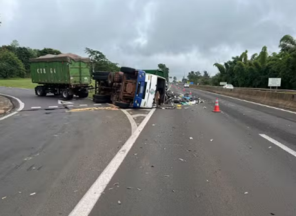Caminhão com carga de materiais recicláveis tomba na Rodovia Raposo Tavares, em Presidente Prudente