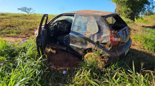 Capotamento de carro deixa motorista ferida em estrada vicinal, em Dracena