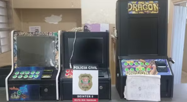 Após denúncias anônimas, máquinas caça-níqueis são apreendidas dentro de residência, em Panorama