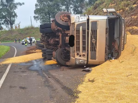 Carreta carregada com milho tomba na Rodovia da IntegraÃ§Ã£o, em Mirante do Paranapanema