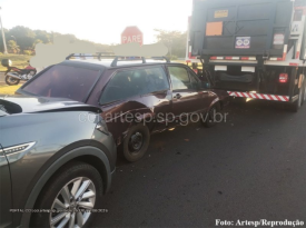 Engavetamento envolve carros e caminhÃ£o em trevo da SP-294, em JunqueirÃ³polis