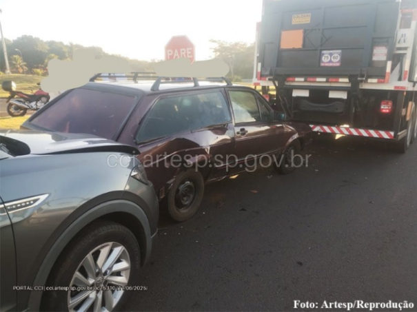 Engavetamento envolve carros e caminhão em trevo da SP-294, em Junqueirópolis