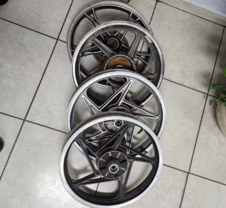 Homem Ã© preso apÃ³s furtar calotas de motocicleta de estabelecimento comercial na Vila Aristarcho, em Presidente Prudente