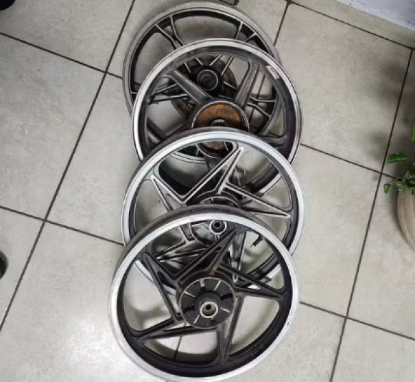 Homem é preso após furtar calotas de motocicleta de estabelecimento comercial na Vila Aristarcho, em Presidente Prudente