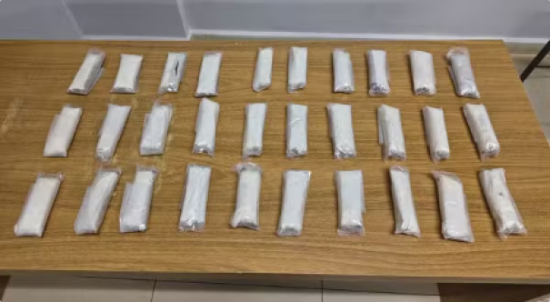 Homem é preso em ônibus com mais de 3 kg de haxixe grudados ao corpo na Rodovia Marechal Rondon, em Guararapes