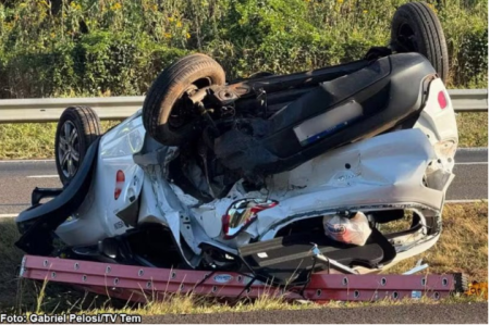 Carro capota na Rodovia Comandante JoÃ£o Ribeiro de Barros