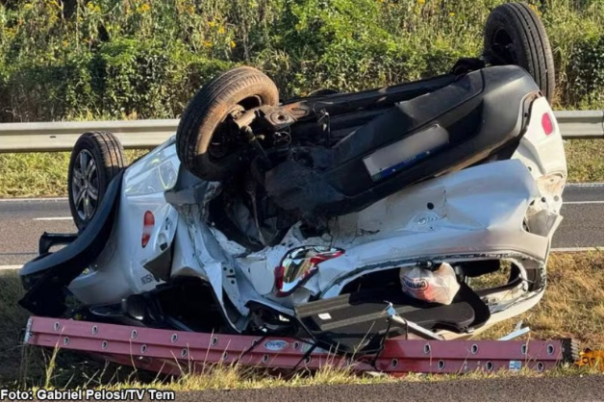 Carro capota na Rodovia Comandante João Ribeiro de Barros